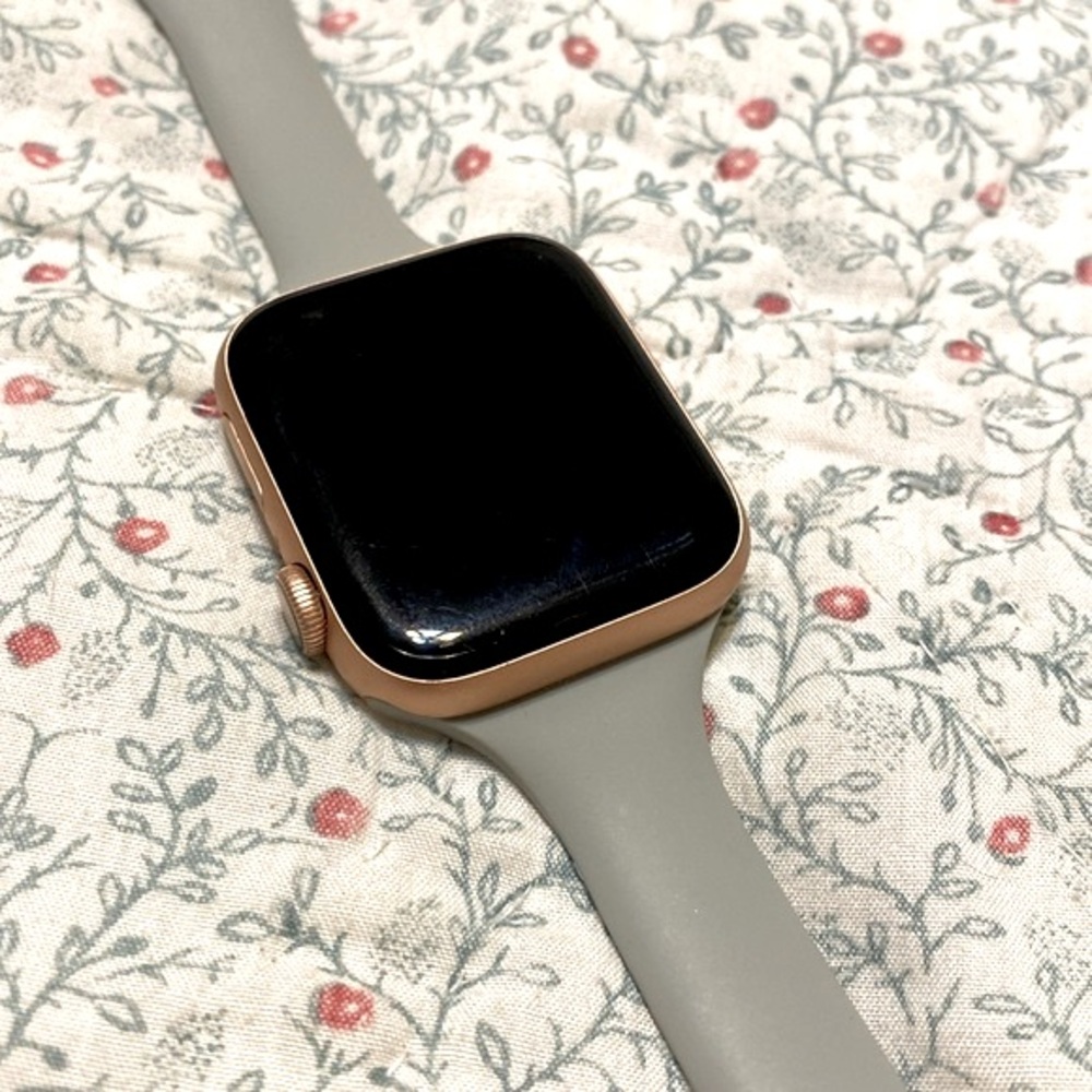 Apple Watch Series 4 Rose Gold 44mm - Picture 2 of 8